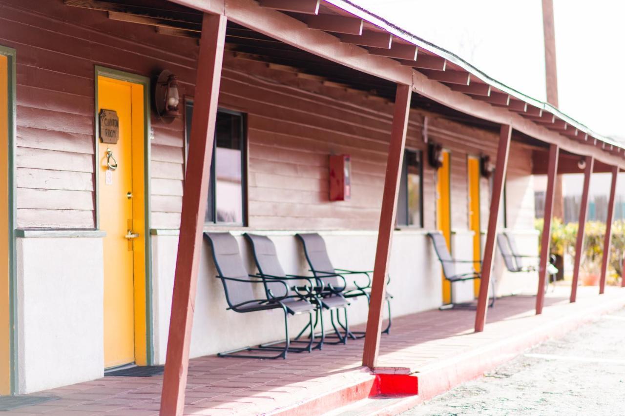 Larian Motel Tombstone Exterior photo