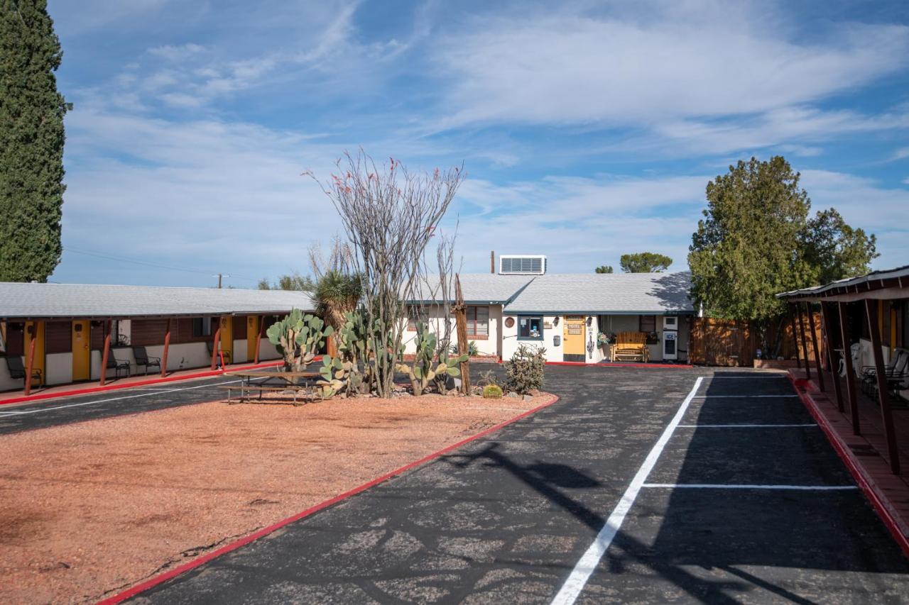 Larian Motel Tombstone Exterior photo